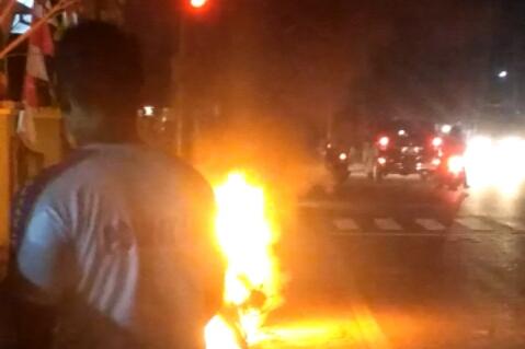 Kendaraan Terbakar di Lampu Merah, Begini Nasib Pemotor ini