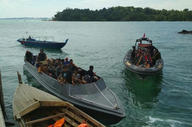 Detik-detik Menegangkan TNI AL Lumpuhkan Speed Boat Berisi 50 TKI Ilegal