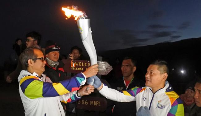 Momen Spesial Tercipta saat Api Asian Games Bertemu Api Biru Kawah Ijen