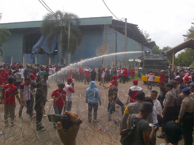[BREAKING NEWS] Rusuh di Kantor KPU Batam, Aparat "Tembak" Massa dengan Water Canon