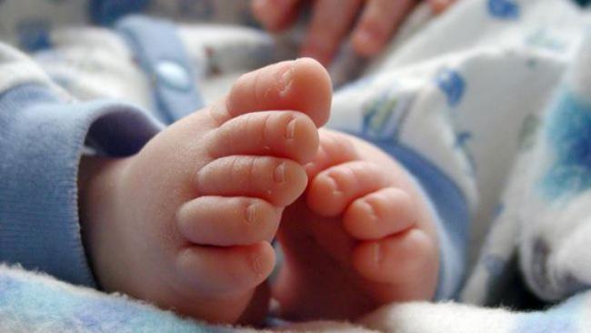 Derita Bayi Ini Ditusuk Jarum-jarum, Katanya untuk Ritual Usir Setan