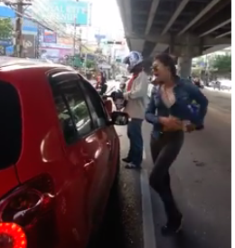 [VIDEO] Terlibat Kecelakaan, Cewek Pengendara Motor Hajar Pengemudi Mobil