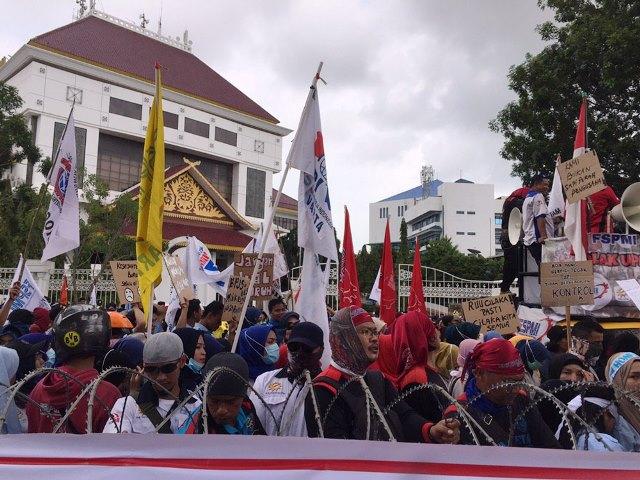 Demo Buruh Tolak Omnimbus Law Disambut Barikade Kawat Berduri