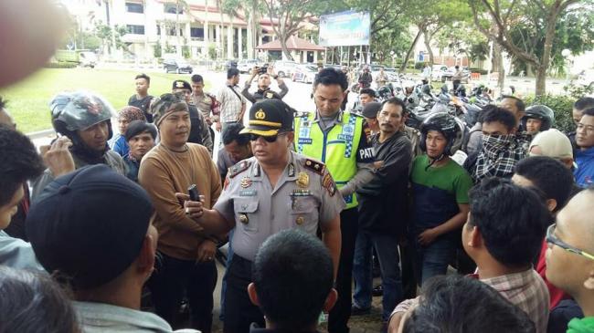 Rekan Disetop, Puluhan Driver Gojek Serbu Pelabuhan Batam Centre 