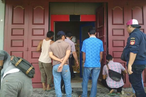 Gudang Mikol Ilegal dan Rokok H. Permata Digerebek Petugas Bareskrim Polri dan Bea Cukai