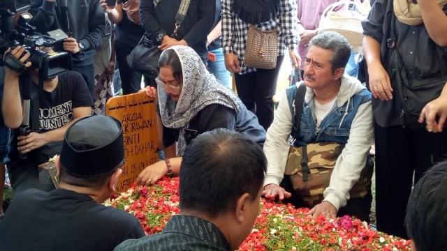 Tangis Dewi Irawan Iringi Proses Pemakaman Ibunda