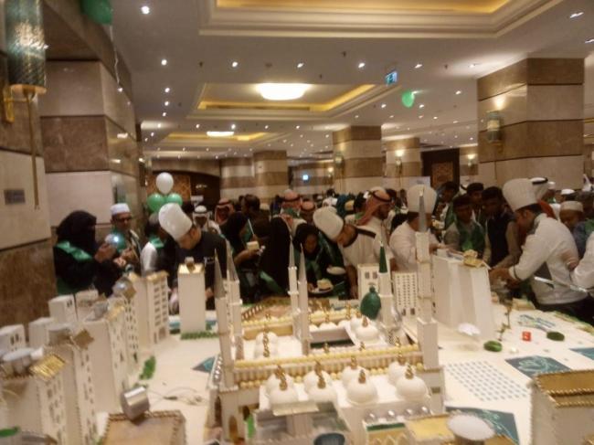 Jemaah Kepri Disajikan Kue Bolu Bermotif Masjid Nabawi di Saudi