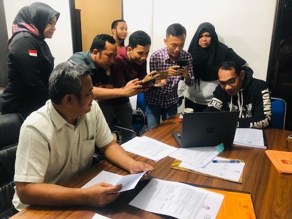 Dokumen Rian Ernest-Yusiani Lolos di KPU Batam