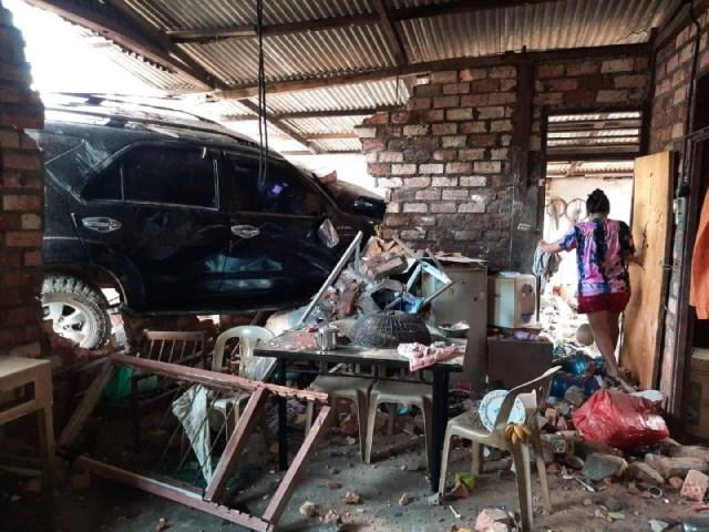 Toyota Fortuner Seruduk Rumah di Tanjungpinang, 4 Orang Terluka