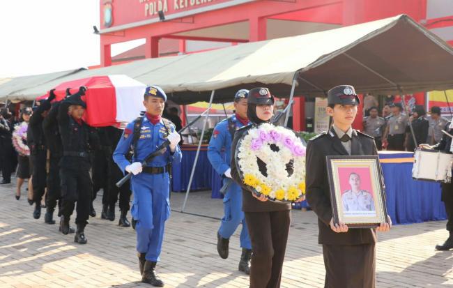 FOTO: Suasana Haru Saat Pelepasan Jenazah Korban Pesawat Sky Truck