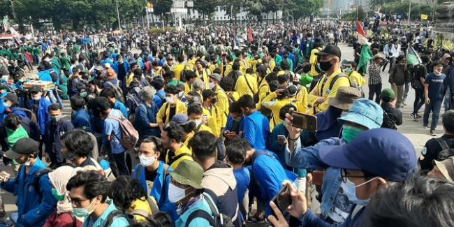 Video: Mahasiswa dan Polisi Bentrok di Halaman DPRD Batam