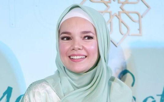 Pesan Inspiratif Dewi Sandra untuk Wanita yang Baru Mulai Berhijab