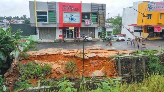 Akibat Hujan Deras Jalan dan Batu Miring Amblas di Botania