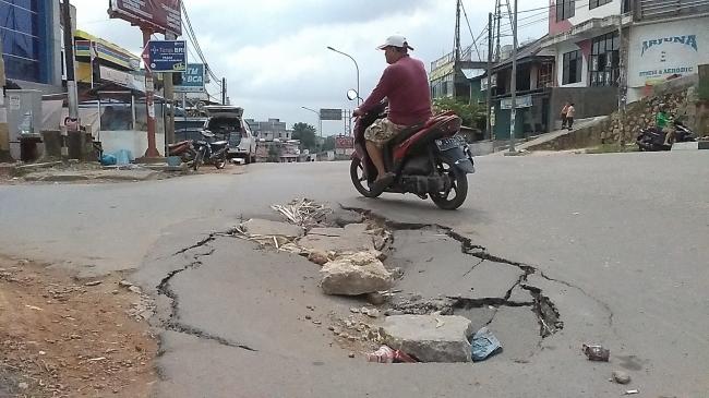 Hati-hati Melintas di Jalan Raya Bengkong, Ada Jalan Ambles!