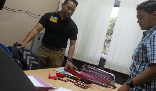 Ini Atribut yang Diamankan di Mobil Teddy, Tongkat Komando hingga Pangkat Kombes