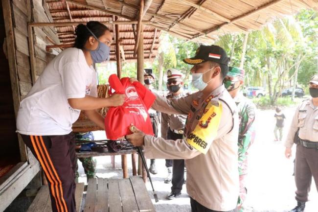 Polres Lingga Bagikan Ribuan Paket Sembako untuk Lansia hingga Nelayan