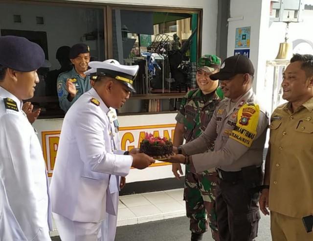 Tiga Pilar Kelurahan Balai Kota Beri Lanal TBK Kue Ulang Tahun