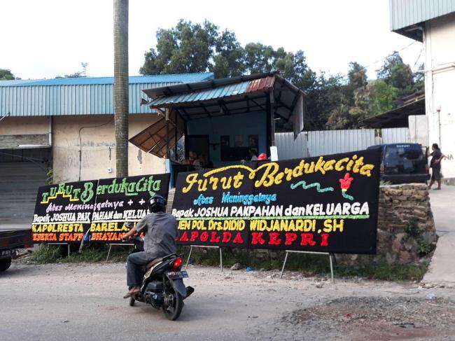 Kapolda dan Kapolresta Kirim Papan Bunga ke Rumah Joshua 