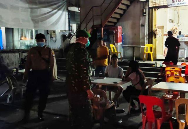 Patroli Gabungan TNI-Polri Sasar Warga Nongkrong di Kedai Kopi