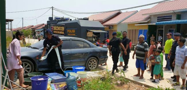 Warga Tanjunguncang Krisis Air, Brimob Kerahkan Mobil Water Cannon 