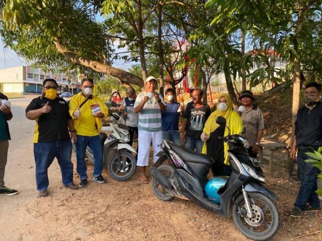 Partai Golkar Batam Kembali Bagikan Masker dan Hand Sanitizer 