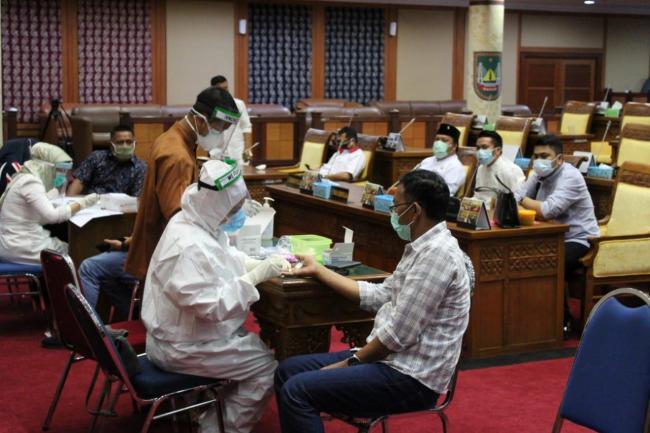 Sebanyak 13 Anggota DPRD Batam Jalani Rapid Test 