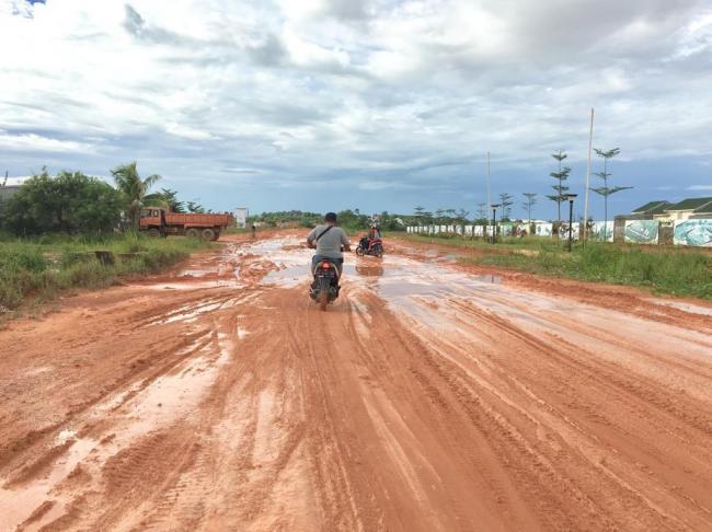 Sepekan Hujan Lebat, Jalanan Nongsa Ini Berlumpur dan Licin 