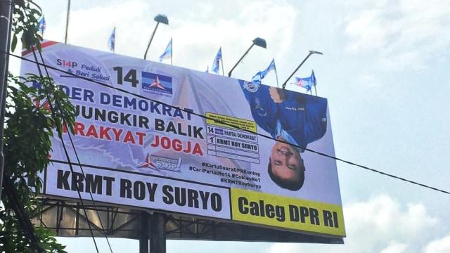 Baliho Terbalik Roy Suryo Di-Bully Mirip Kampret