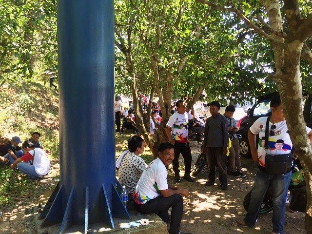 Pendukung Sambut Kedatangan Jokowi di Luar Bandara Hang Nadim
