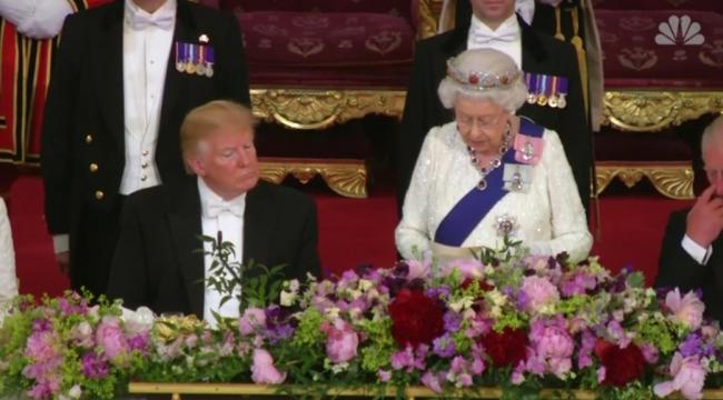 Ratu Elizabeth II Pakai Mahkota Pengusir Iblis Ketika Bertemu Donald Trump