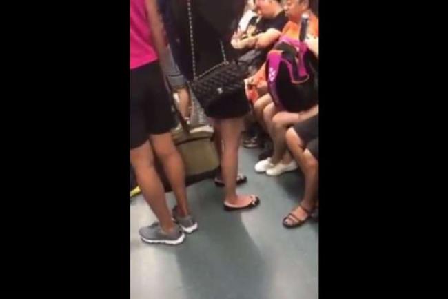 Singapura Heboh Video Pria Merekam Bawah Rok Wanita dengan Ponsel
