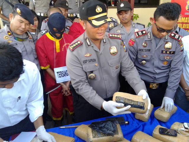 Foto-foto 2 Tersangka dan Ganja 13,5 Kg yang Diamankan Polresta Barelang