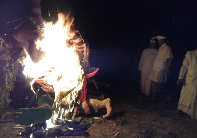 Umat Hindu Bakar Ogoh-ogoh di Pura Agung Amerta Bhuana Batam
