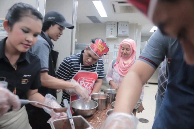 Puluhan Siswa Difabel Batam Belajar Masak Pizza 