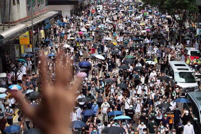 Hong Kong Memanas, Ratusan Demonstran Ditangkap Polisi