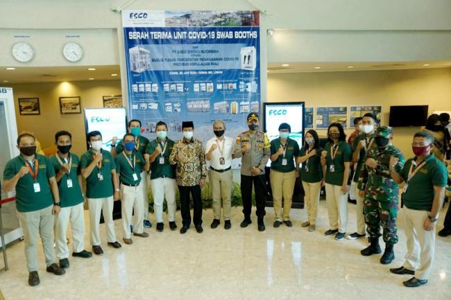 PT Esco Serahkan Bantuan Bilik Uji Swab untuk Petugas Medis di Kepri