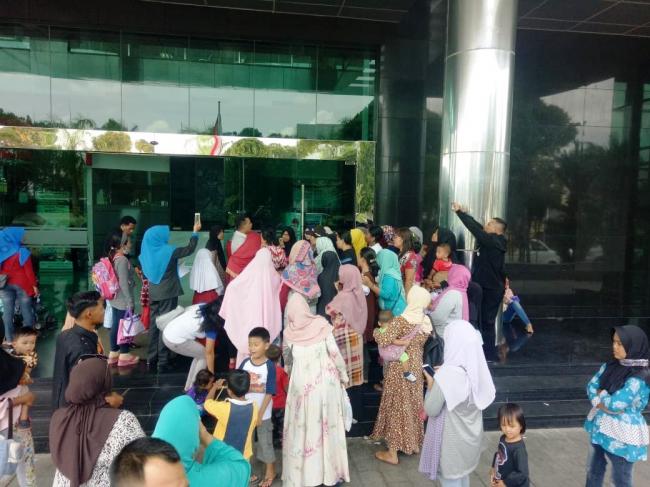 Puluhan Emak-emak dari Tanjunguncang Geruduk ATB, Ada Apa?