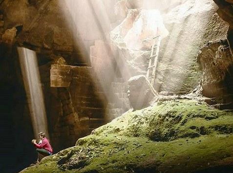 Foto Kekinian Berlatar Belakang Cahaya di Gua Suci Tuban
