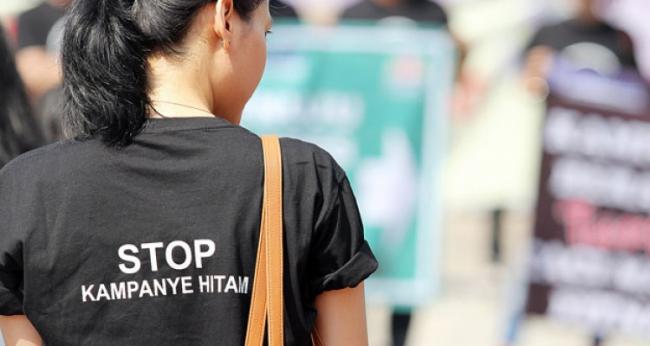 Panwaslu Temukan 2 Truk Brosur Kampanye Hitam Serang Anies-Sandi