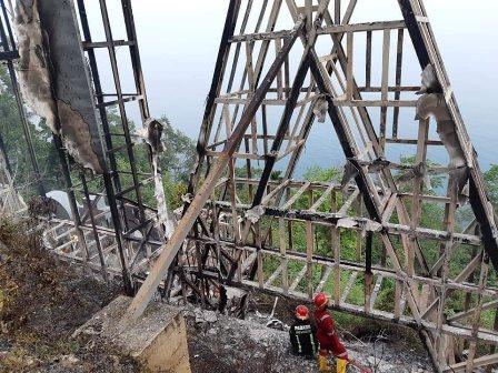 Cerita Petugas Kesulitan Padamkan Kebakaran Landmark Kota Padang