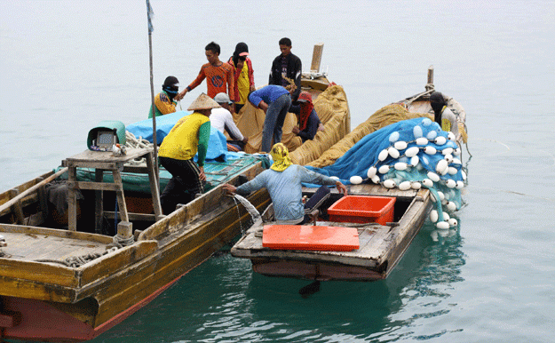 Nelayan Bintan Mengeluh Lama dan Mahalnya Pembuatan Pas Kecil