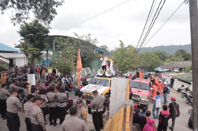 Ratusan Buruh Geruduk Disnaker Batam Terkait UMSK