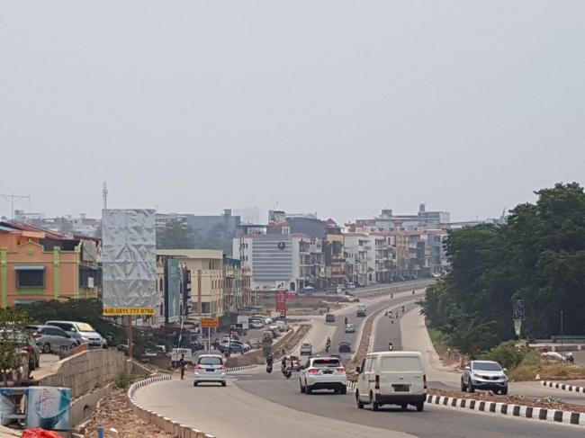 Kabut Asap Kian Pekat Minggu Siang di Batam, Kualitas Udara Memburuk