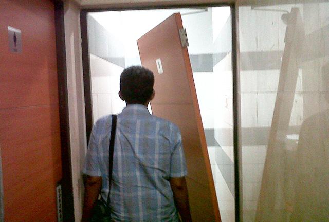 Warga Kesal Susah Ketemu Wali Kota Rudi, Tambah Kesal Karena Pintu Toilet Jebol