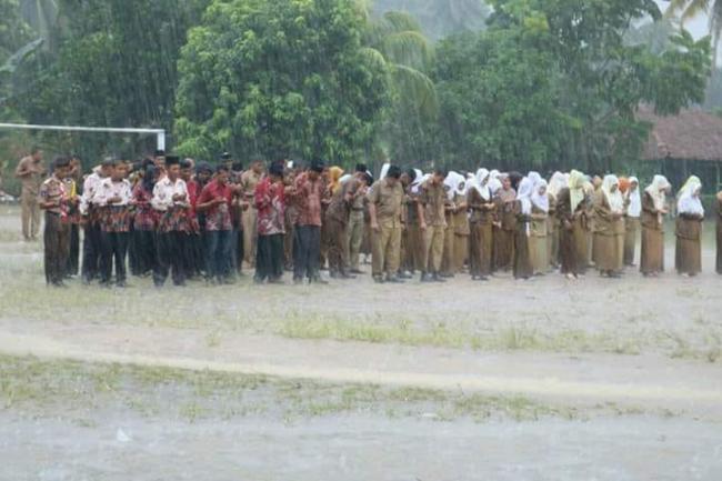 Basah Kuyup, Peserta Upacara di Kundur Pantang Mundur