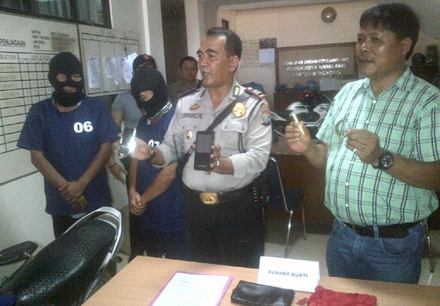 Dua Pria Paruh Baya Menjambret, Dijemput Polisi di Rumah Masing-masing