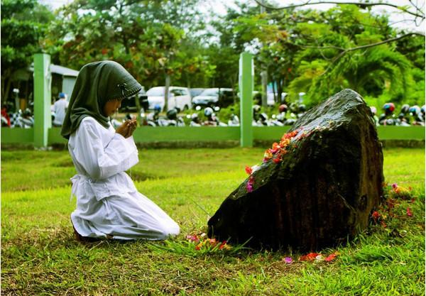 Air Mata dan Doa di Kuburan Massal Korban Tsunami Aceh