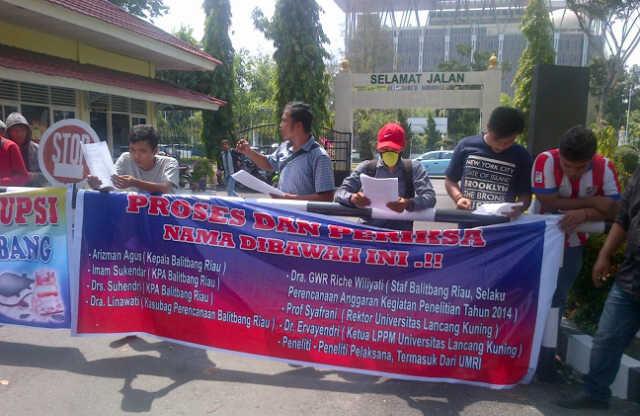Demo di Kejati Riau, Minta Kepala Balitbang Riau Diperiksa