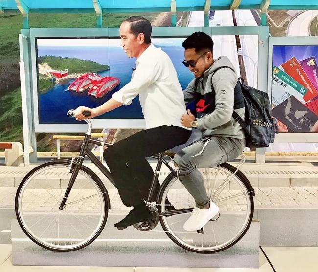 Warga Berebut Dibonceng Replika Jokowi Naik Sepeda