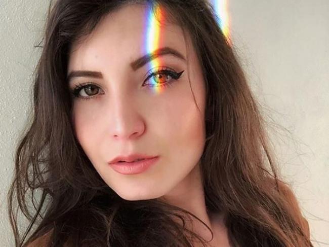 Duh, Model Ini Pose Bugil di Pom Bensin Sebagai Aksi Protes